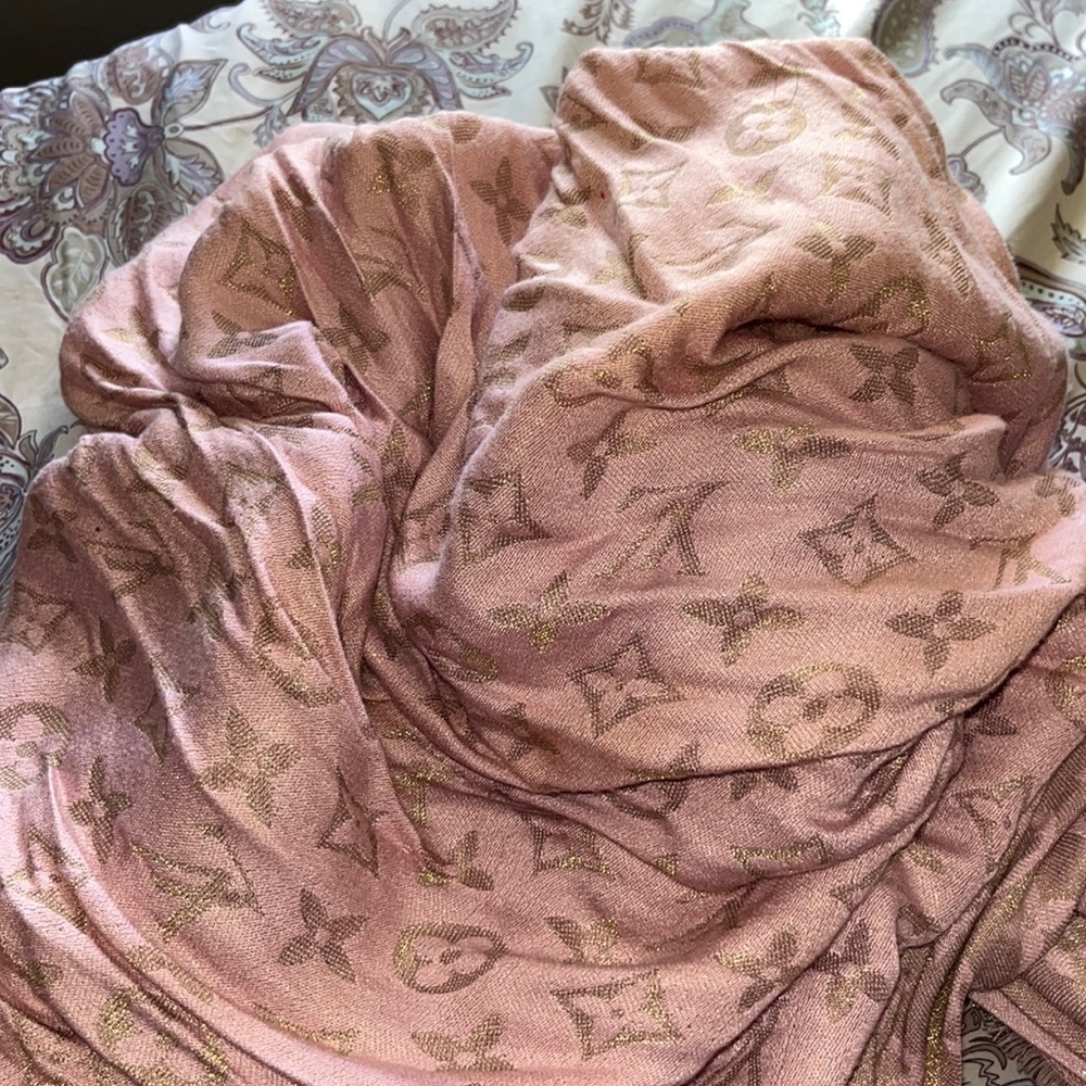 Pink Louis Vuitton Shawl, never worn